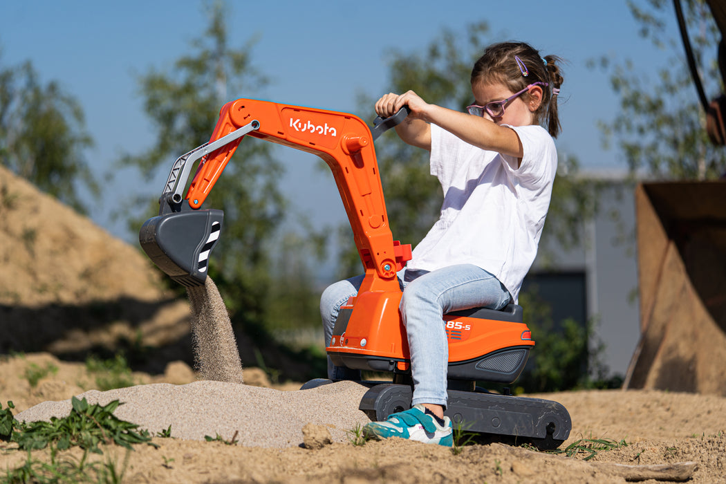 Sitzbagger Kubota mit klappbarem Sitz und Helm