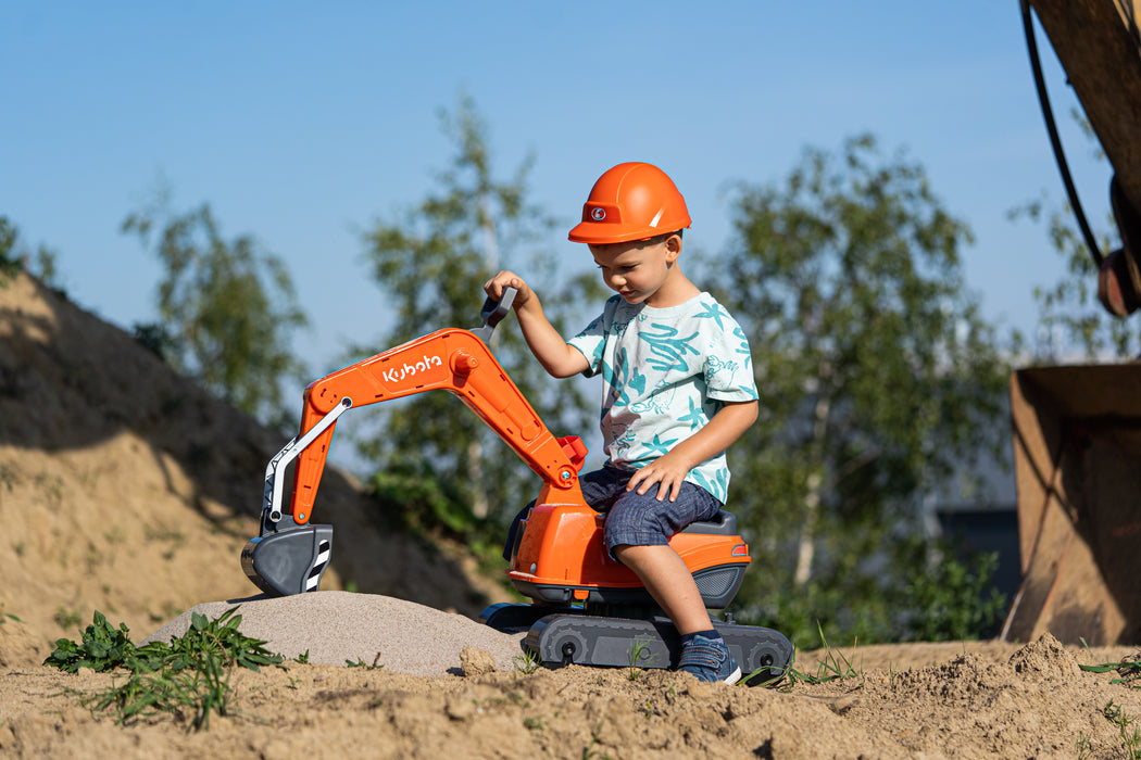 Sitzbagger Kubota mit klappbarem Sitz und Helm