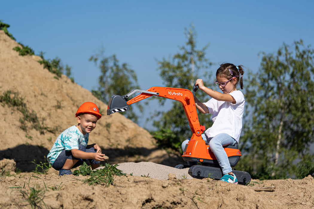 Sitzbagger Kubota mit klappbarem Sitz und Helm