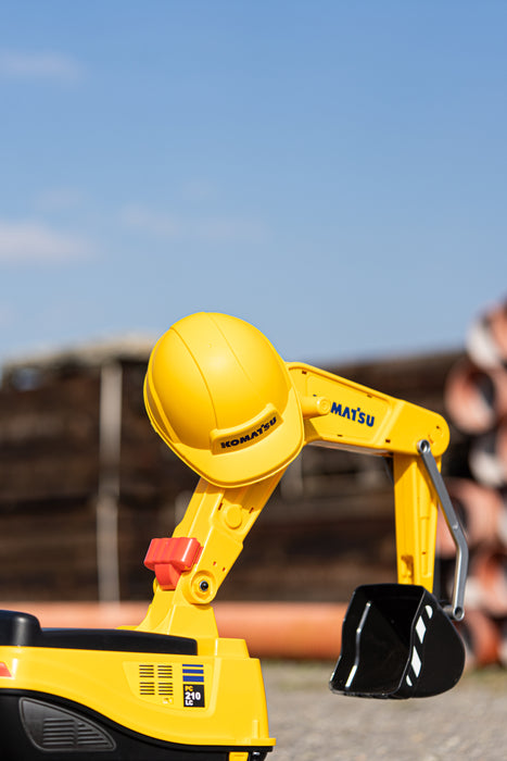 Sitzbagger Komatsu mit klappbarem Sitz und Helm