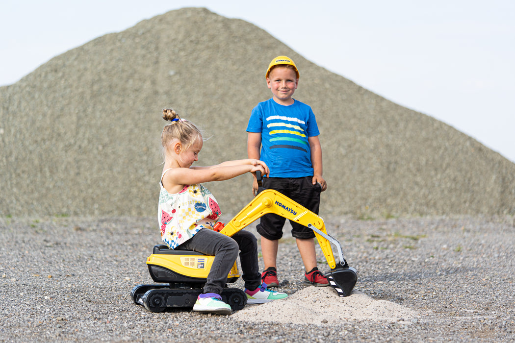 Sitzbagger Komatsu mit klappbarem Sitz und Helm