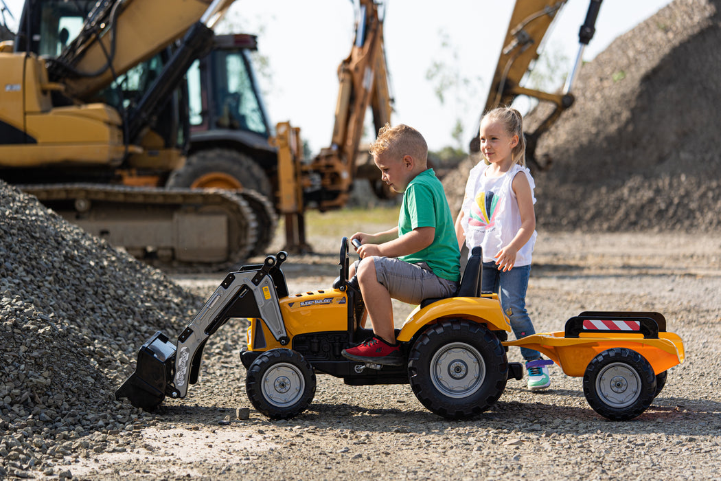 SuperBuilder mit klappbarer Motorhaube und Anhänger