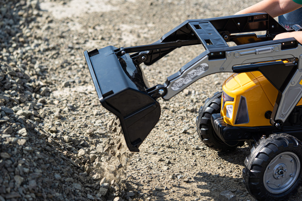 SuperBuilder mit klappbarer Motorhaube und Anhänger