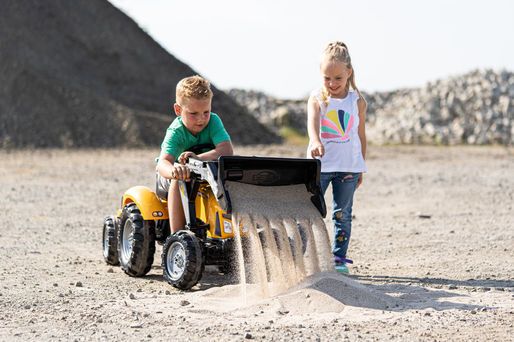 SuperBuilder mit klappbarer Motorhaube und Anhänger