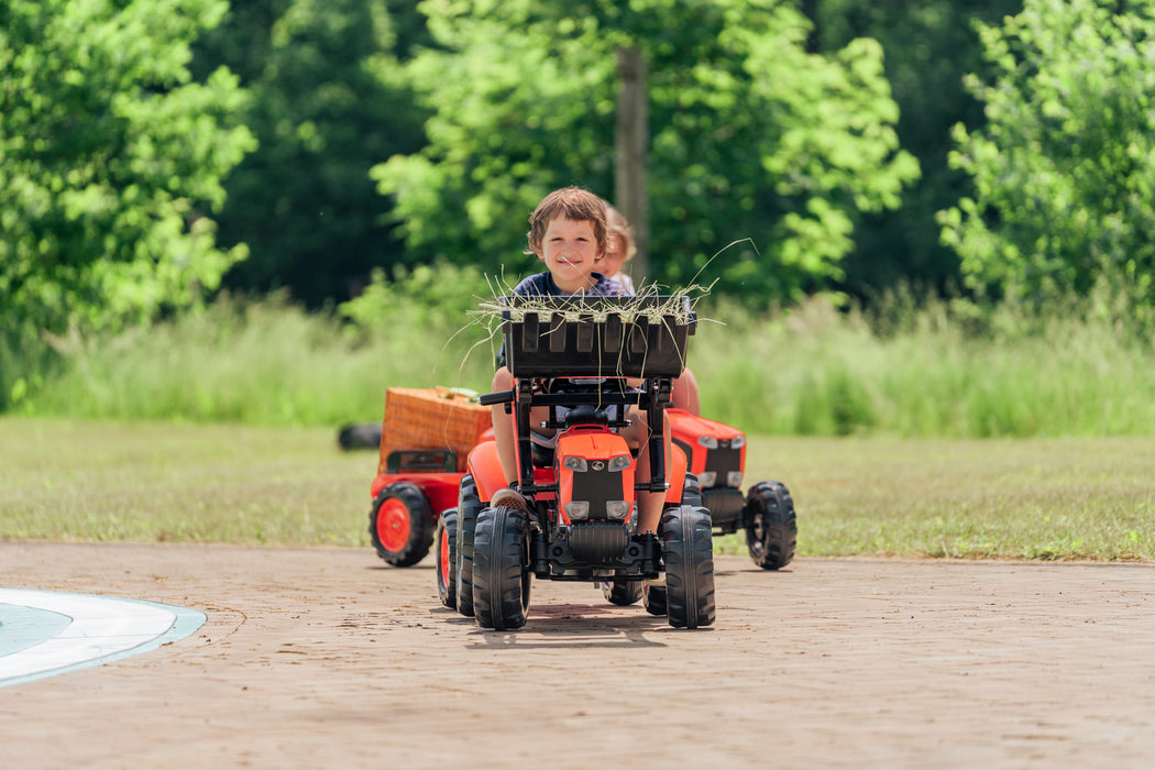 Trettraktor Kubota mit Frontlader und Anhänger