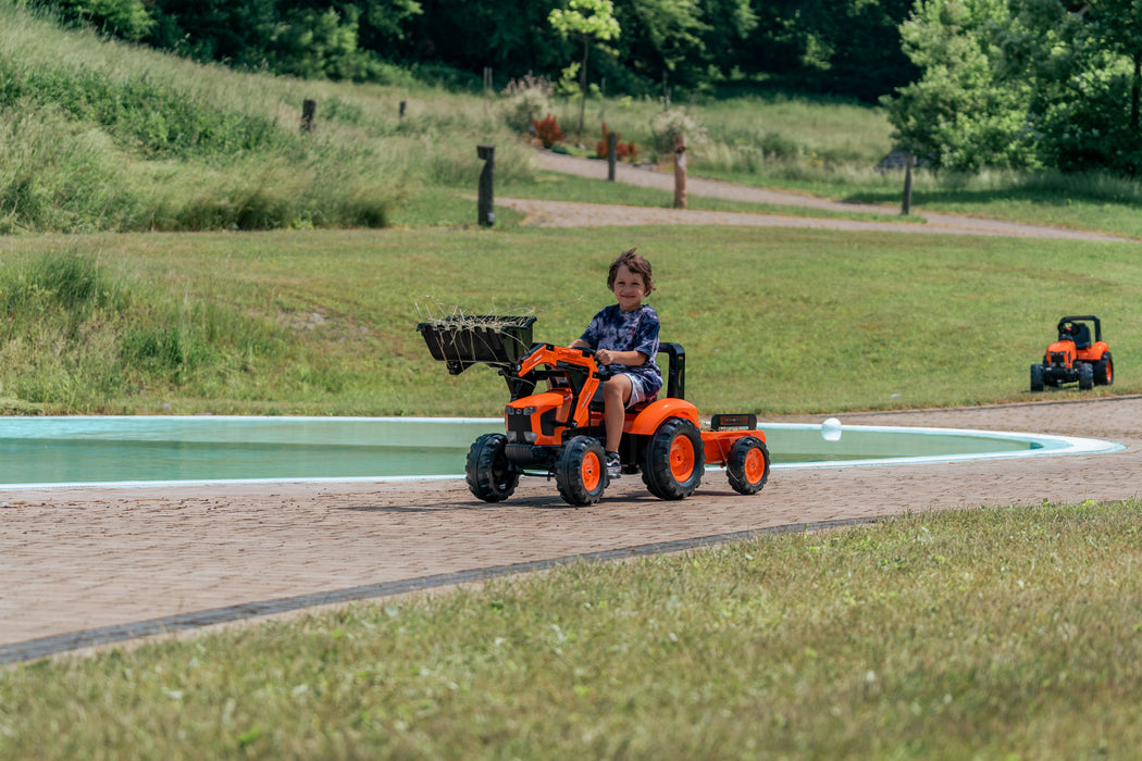 Trettraktor Kubota mit Frontlader und Anhänger