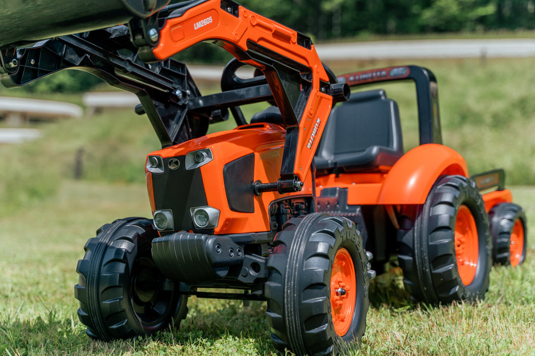 Trettraktor Kubota mit Frontlader und Anhänger