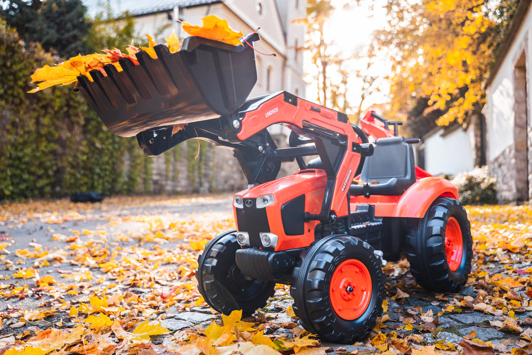 Trettraktor Kubota mit Frontlader, Heckbagger und Anhänger