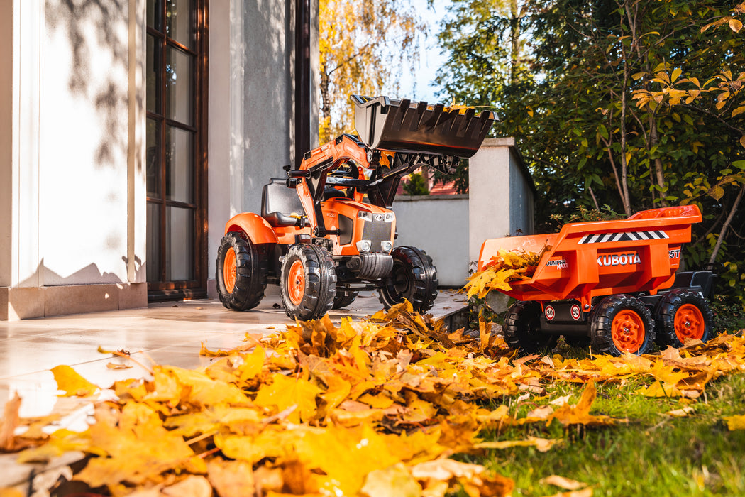 Trettraktor Kubota mit Frontlader, Heckbagger und Anhänger