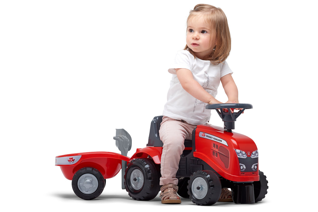 Lauftraktor Massey Ferguson mit Anhänger, Schaufel und Rechen