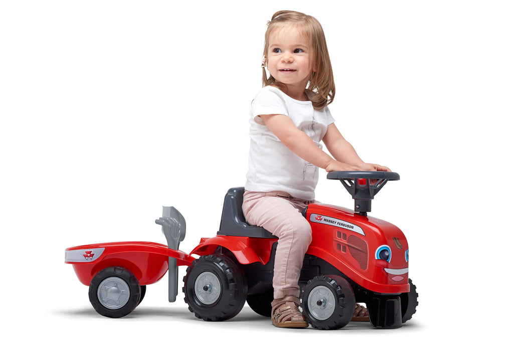 Lauftraktor Massey Ferguson mit Anhänger, Schaufel und Rechen