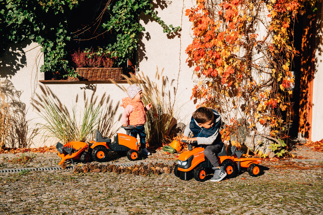 Lauftraktor Kubota mit Anhänger,, Schaufel und Rechen