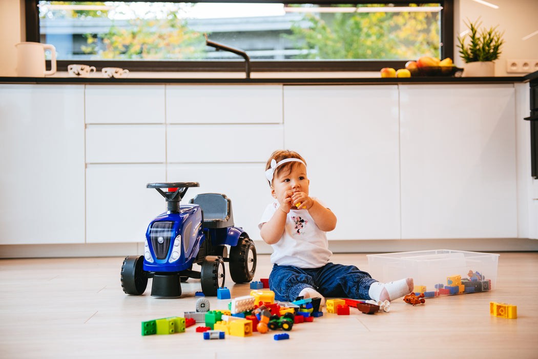Lauftraktor New Holland mit Anhänger Schaufel und Rechen