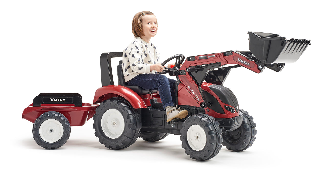 Trettraktor Valtra mit Frontlader und Anhänger