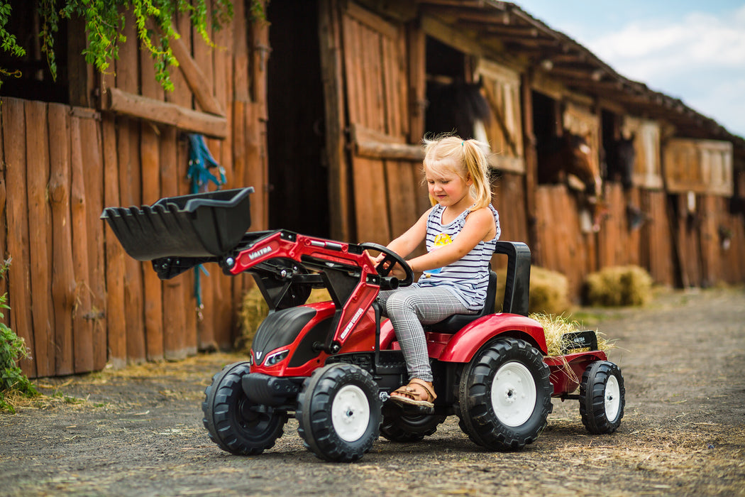 Trettraktor Valtra mit Frontlader und Anhänger