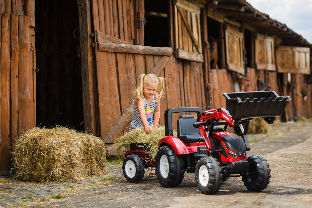 Trettraktor Valtra mit Frontlader und Anhänger