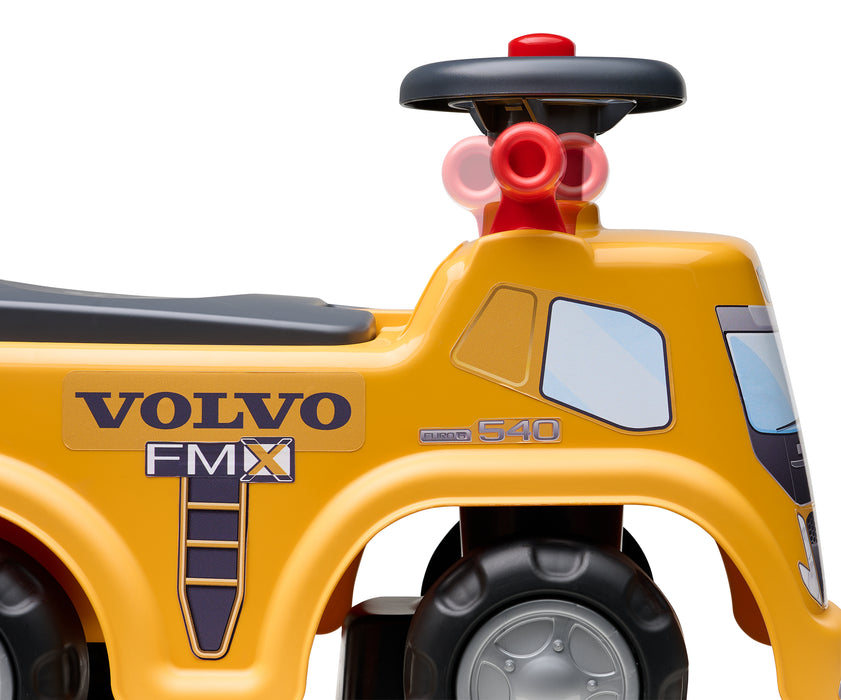 Rutscher Volvo, mit klappbarem Sitz, Anhänger und Sandspielzeug