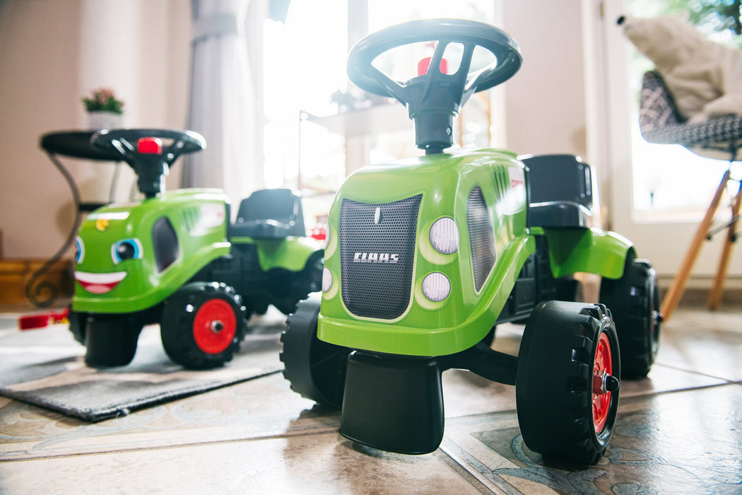 Lauftraktor Claas mit Anhänger Schaufel und Rechen