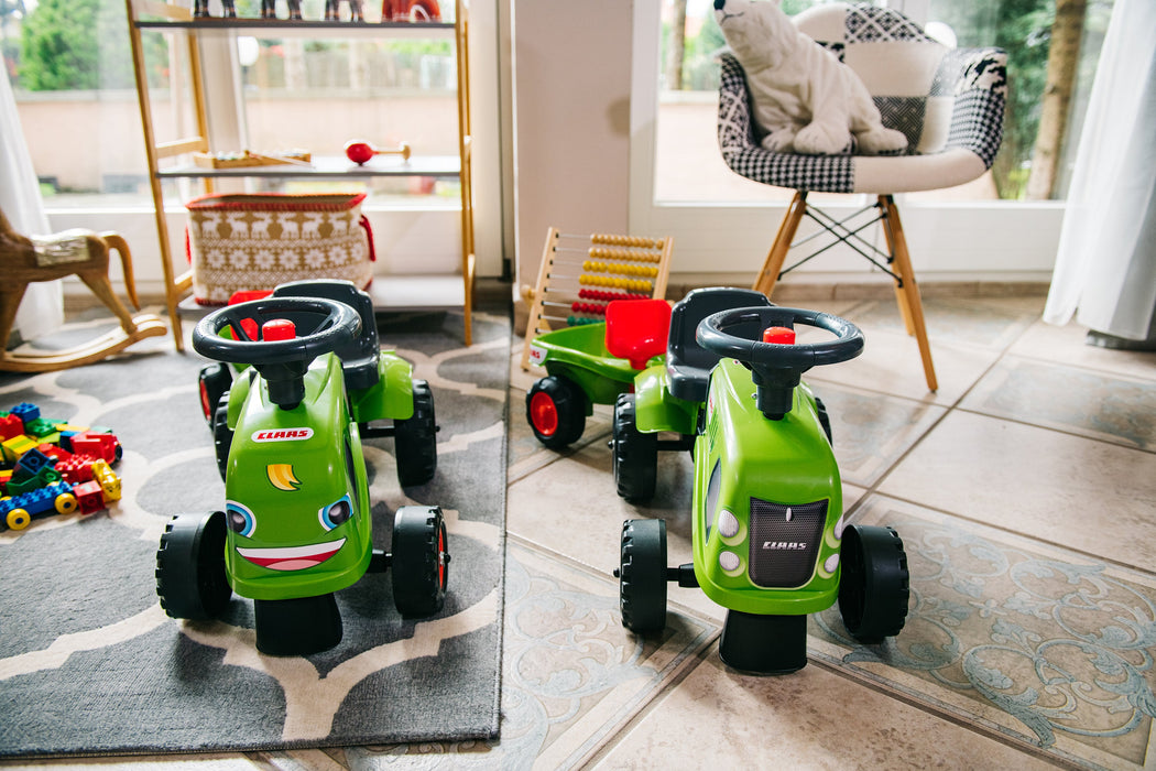 Lauftraktor Claas mit Anhänger Schaufel und Rechen
