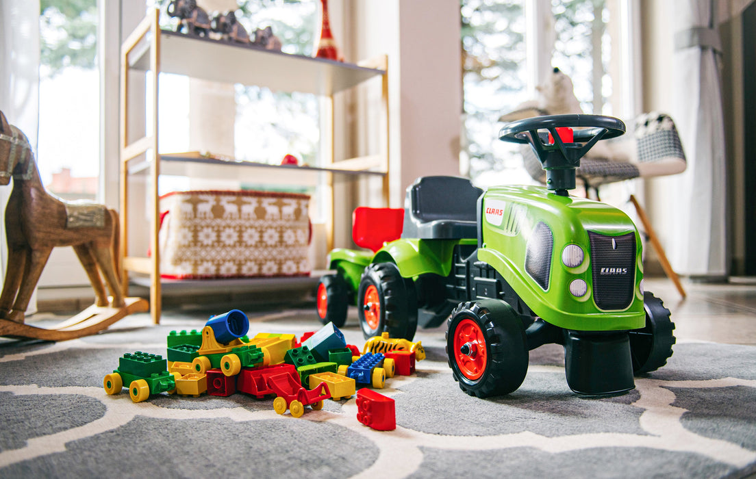 Lauftraktor Claas mit Anhänger Schaufel und Rechen