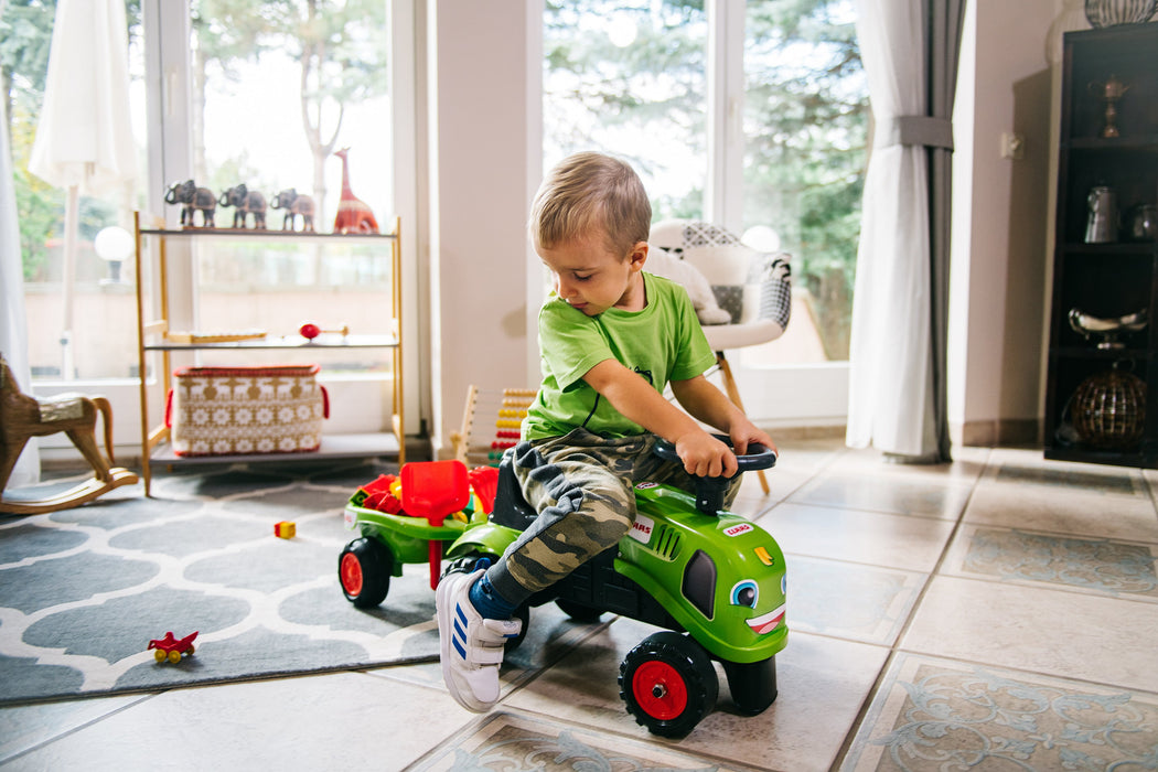 Lauftraktor Claas mit Anhänger Schaufel und Rechen