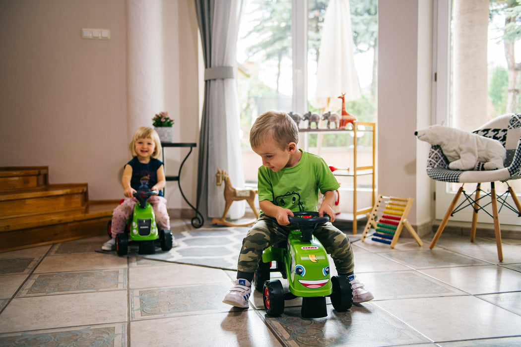 Lauftraktor Claas mit Anhänger Schaufel und Rechen