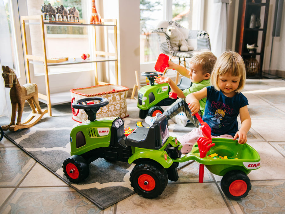 Lauftraktor Claas mit Anhänger Schaufel und Rechen