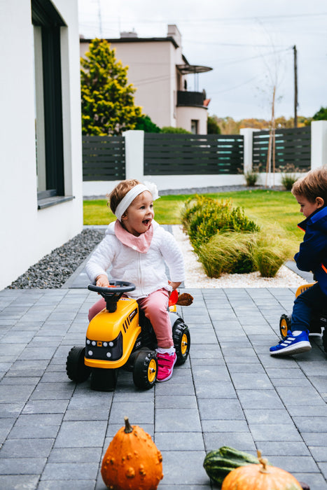 Lauftraktor JCB mit Anhänger Schaufel und Rechen