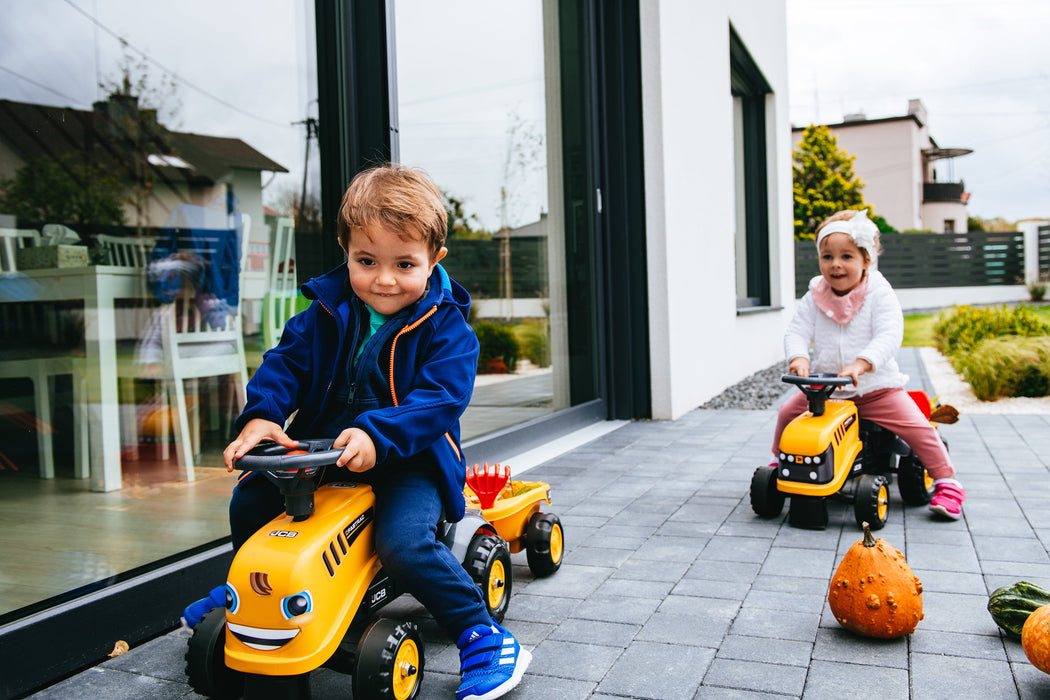 Lauftraktor JCB mit Anhänger Schaufel und Rechen
