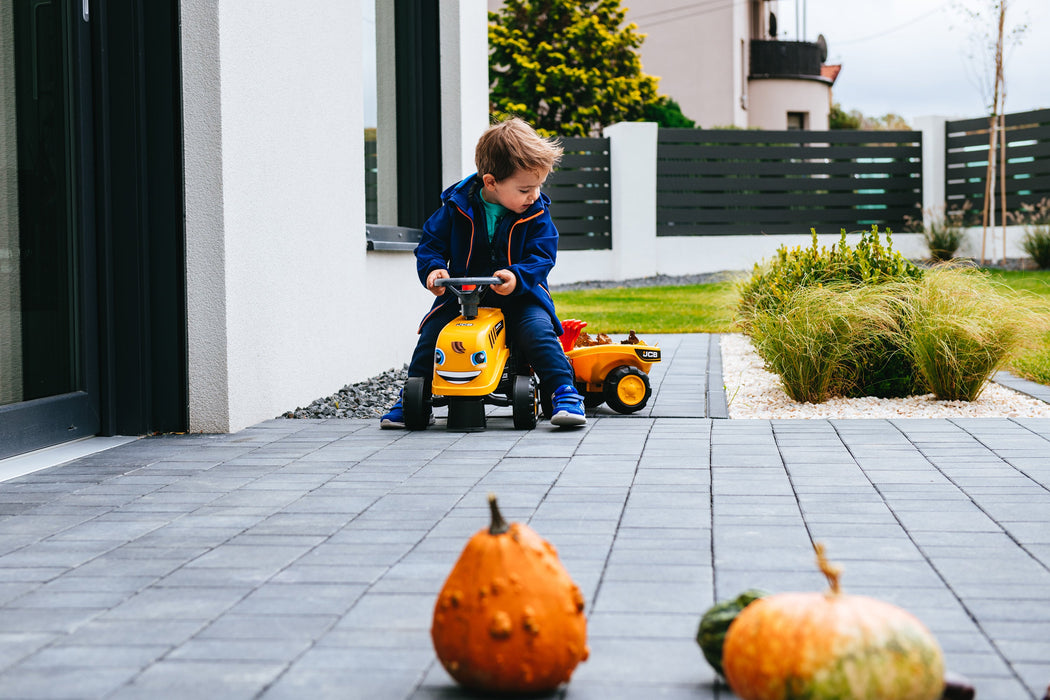 Lauftraktor JCB mit Anhänger Schaufel und Rechen