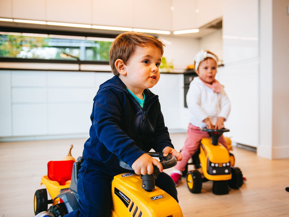 Lauftraktor JCB mit Anhänger Schaufel und Rechen