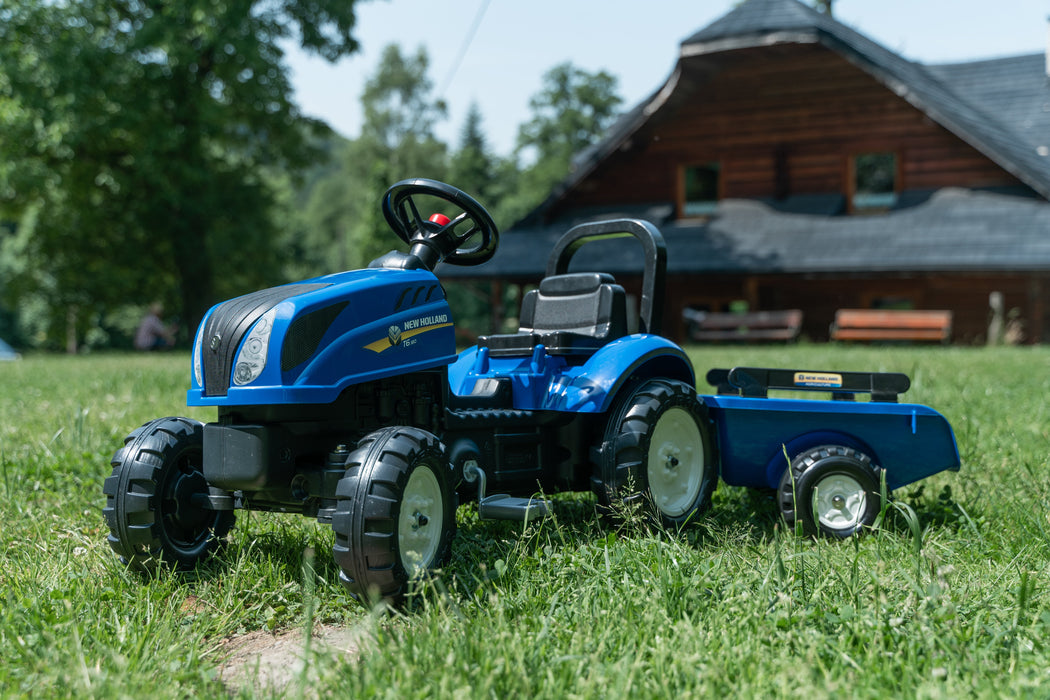 Trettraktor New Holland mit Anhänger