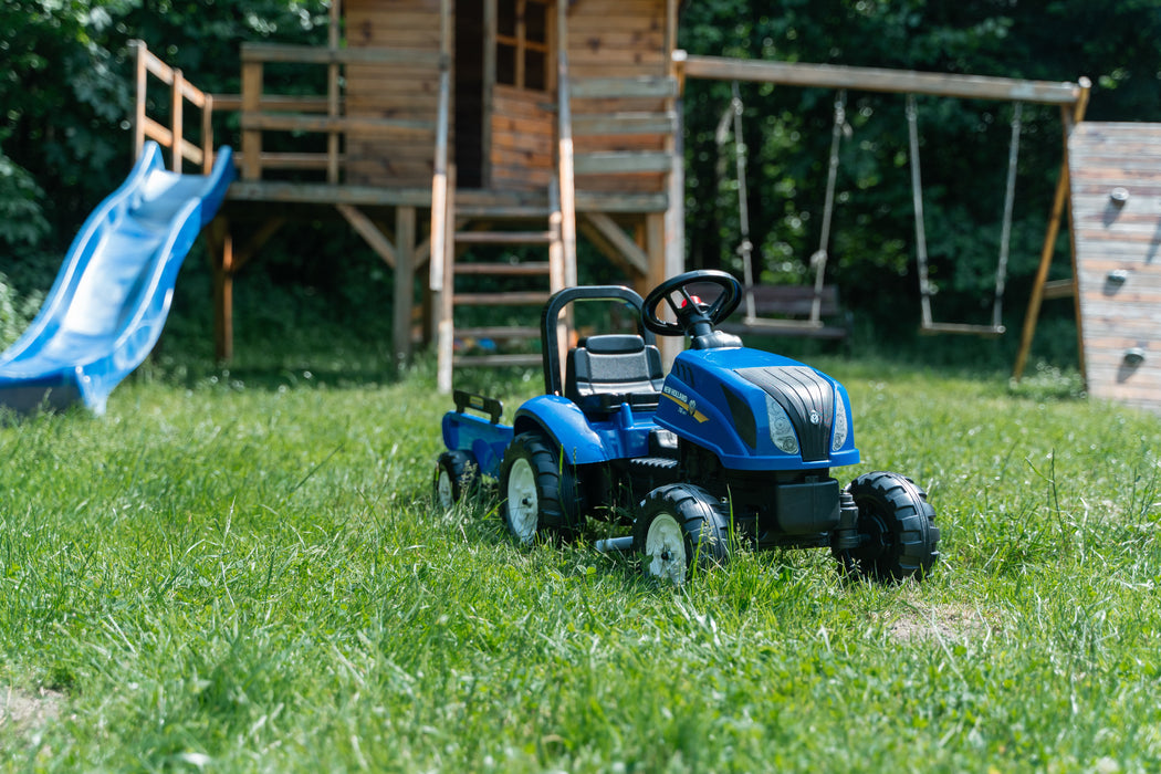 Trettraktor New Holland mit Anhänger