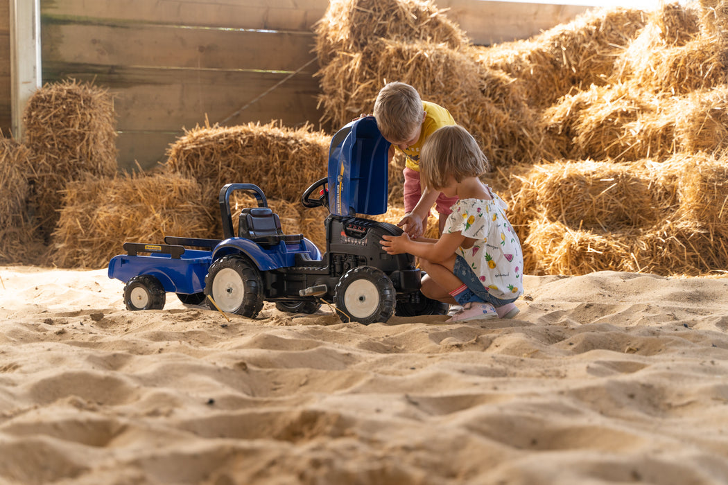 Trettraktor New Holland mit Anhänger