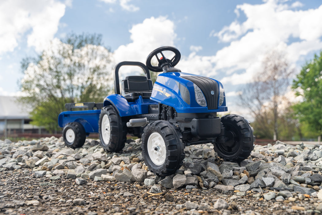 Trettraktor New Holland mit Anhänger