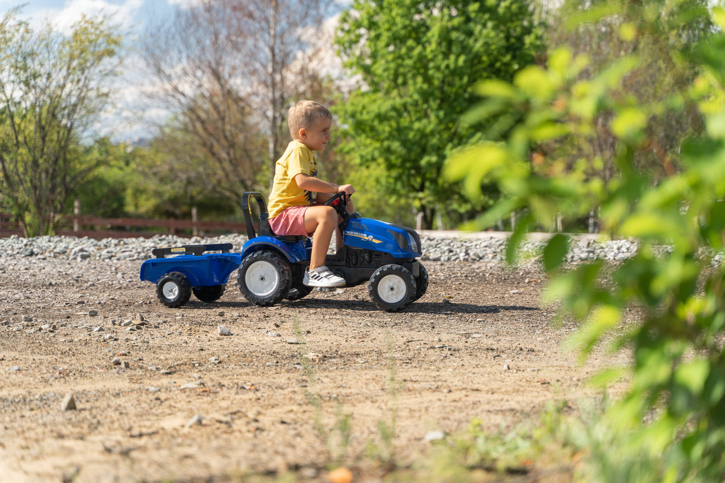 Trettraktor New Holland mit Anhänger