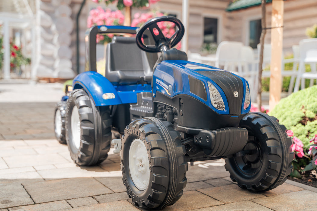 Trettraktor New Holland T8 mit Anhänger