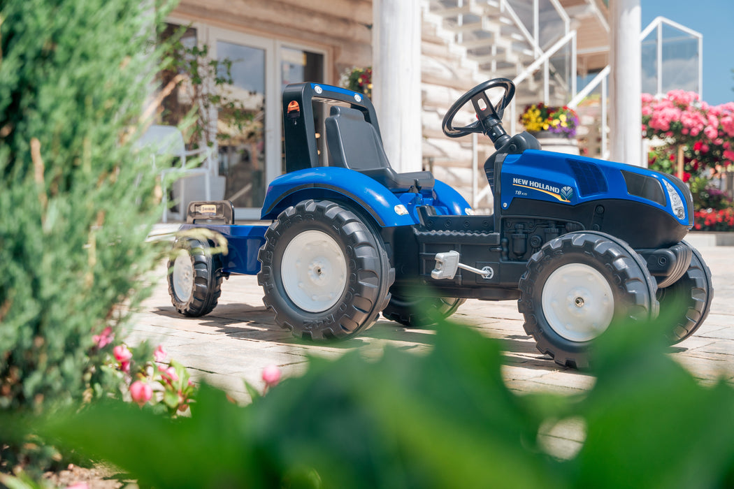 Trettraktor New Holland T8 mit Anhänger