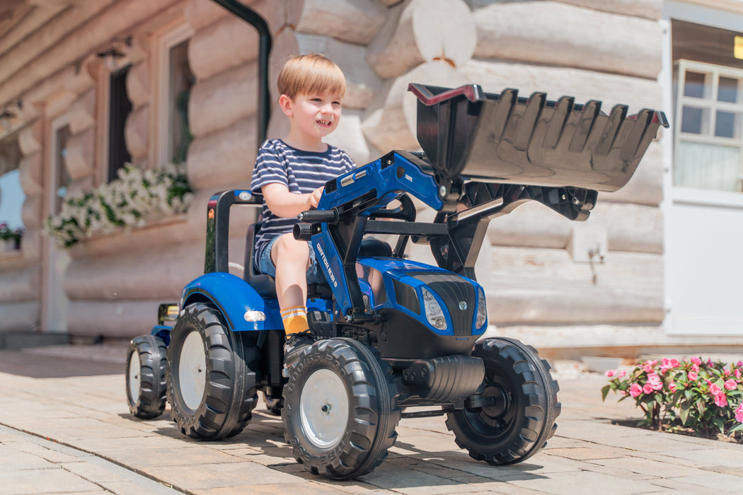 Trettraktor New Holland T8 mit Anhänger und Frontlader