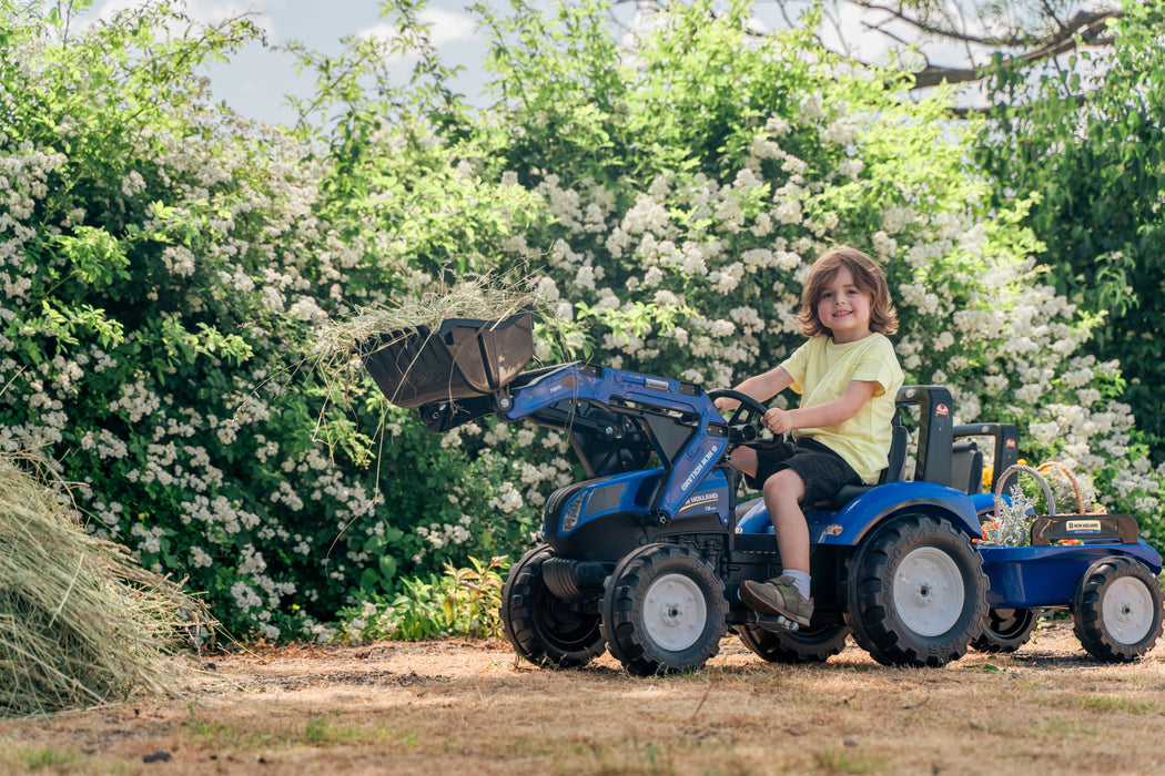 Trettraktor New Holland T8 mit Anhänger und Frontlader
