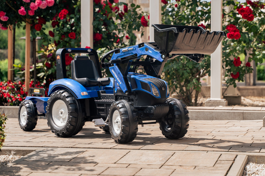Trettraktor New Holland T8 mit Anhänger und Frontlader