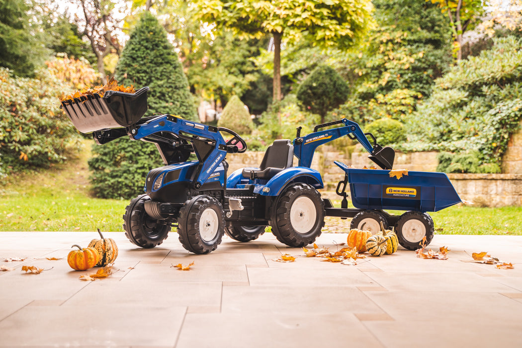 Trettraktor New Holland T8 mit Frontlader, Heckbagger und Maxi- Anhänger
