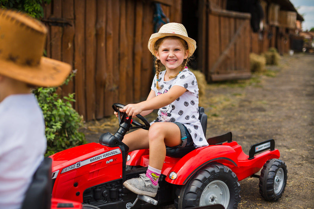 Trettraktor Massey Ferguson S8740 mit Anhänger