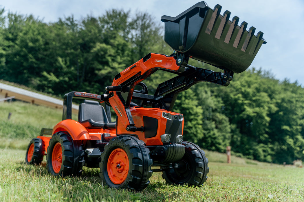 Trettraktor Kubota mit Frontlader und Anhänger