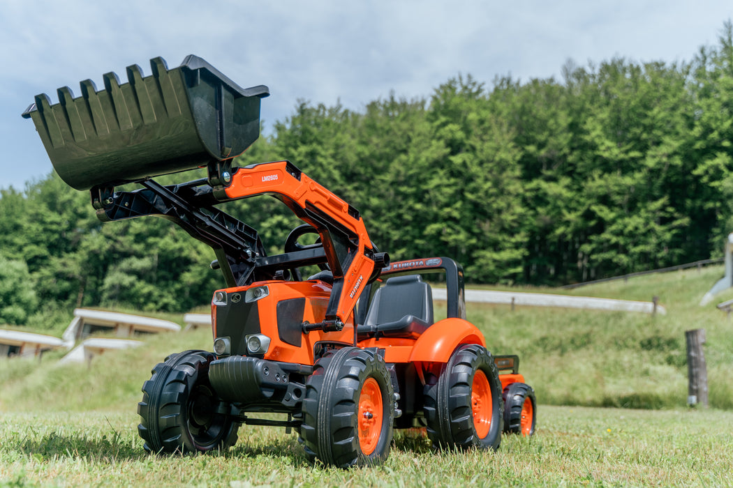 Trettraktor Kubota mit Frontlader und Anhänger