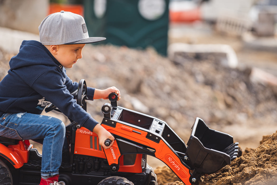 Trettraktor Kubota mit Frontlader und Anhänger