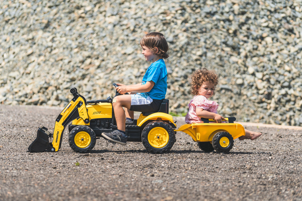 Trettraktor Komatsu mit Frontlader und Anhänger